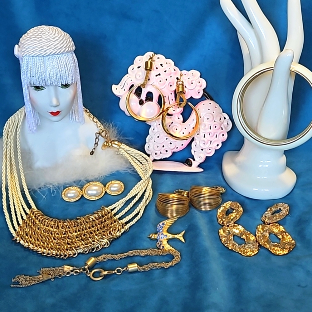Vintage lot of 8 gold tone pieces of jewelry, faux pearls brooch